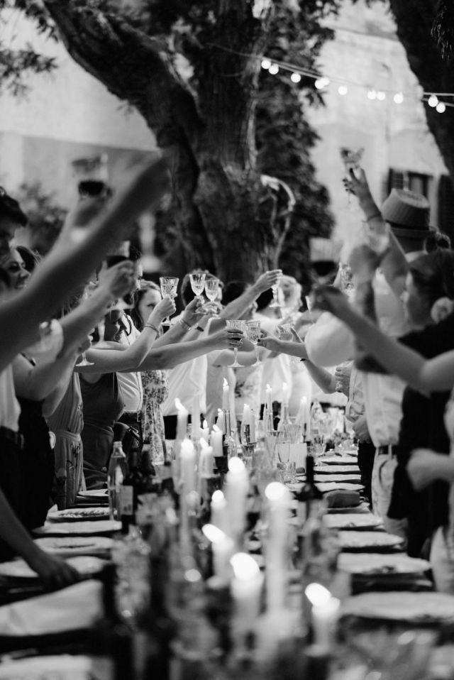 long-table-with-guests-raising-glasses-of-le-tour-non-alcoholic-wine-at-outdoor-event